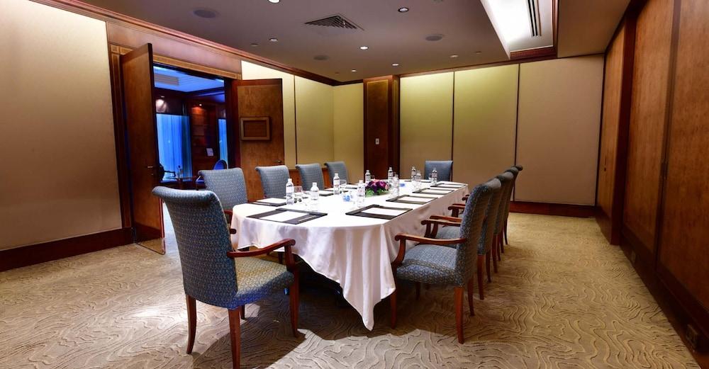 Empire Hotel And Country Club Brunei Бандар-Сери-Бегаван Экстерьер фото